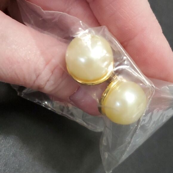 *Sale* Avon gold tone baroque faux pearl earrings - Picture 1 of 7